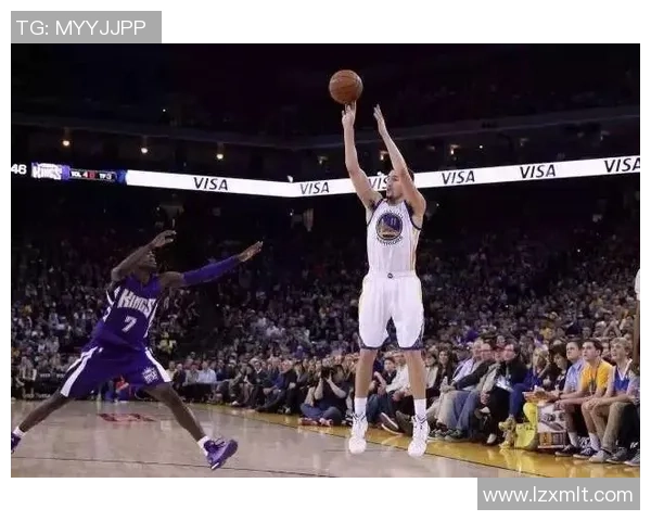 库里展现惊人脚法脖子停球衔接超远三分再现神级Logo投篮