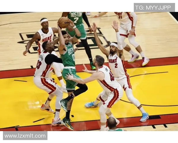 斯玛特连续被晃倒两次 希尔德轻松命中空位三分展示进攻威胁 斯玛特连续被晃倒两次 希尔德轻松命中空位三分展示进攻威胁